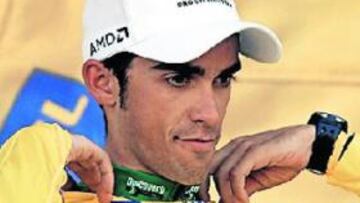 <b>"EXTRAÑO". </b> El corredor califica de "extraño" el haber recibido el liderato del Tour tras el abandono de Michael Rasmussen (Rabobank), pero mantiene que está "contento" .