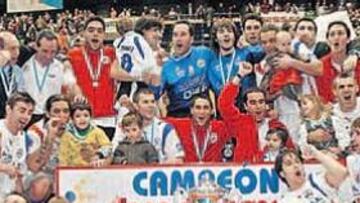 <b>CELEBRACIÓN. </b>Los jugadores del Lobelle estallaron de alegría tras el partido, porque acababan de hacer historia en su ciudad.