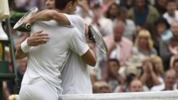 Novak Djokovic y Radek Stepanek se abrazan tras el partido. &quot;Somos buenos amigos, pero los dos queremos ganar&quot;, asegur&oacute; luego el serbio.