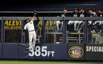 El jugador de los New York Yankees Aaron Hicks, atrapa la bola durante el partido ante los Tampa Bay Rays, bajo la atenta mirada de sus compañeros.