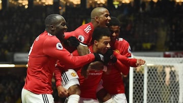 Manchester United's English midfielder Jesse Lingard (C) celebrates with teammates after scoring their fourth goal during the English Premier League football match between Watford and Manchester United at Vicarage Road Stadium in Watford, north of London on November 28, 2017. / AFP PHOTO / Glyn KIRK / RESTRICTED TO EDITORIAL USE. No use with unauthorized audio, video, data, fixture lists, club/league logos or 'live' services. Online in-match use limited to 75 images, no video emulation. No use in betting, games or single club/league/player publications. /