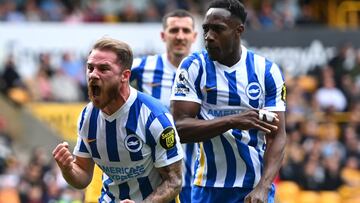 WOLVERHAMPTON, ENGLAND - APRIL 30: Alexis Mac Allister celebrates with Danny Welbeck of Brighton & Hove Albion after scoring their team's first goal from the penalty spot during the Premier League match between Wolverhampton Wanderers and Brighto