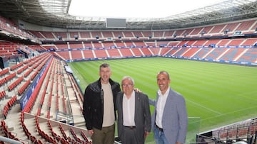 Luis Sabalza posa en El Sadar junto a Pablo García y Patxi Puñal.