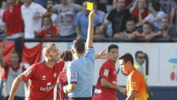 <b>POLÉMICA. </b>La actuación de Muñiz, que aquí amonesta a Puñal, indignó a Osasuna,