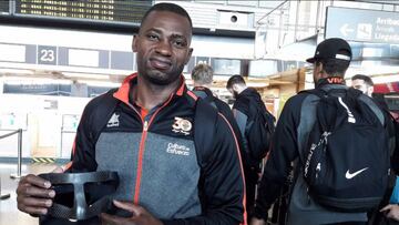 Romain Sato con su m&aacute;scara.