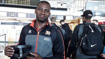 Romain Sato con su máscara.