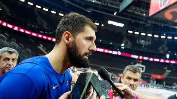 El ala-pívot del Barcelona Nikola Mirotic atiende a la prensa durante la toma de contacto con la cancha en la víspera de la Final Four de la Euroliga, este jueves en el Zalgirio Arena de Kaunas.