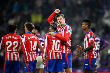 Alexander Sorloth del Atlético de Madrid celebrando con sus compañeros tras anotar el quinto gol de su equipo durante el partido de LaLiga entre el Real Valladolid CF y el Atlético de Madrid.