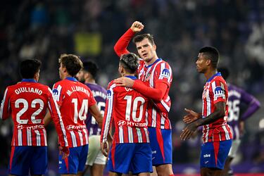 Alexander Sorloth del Atlético de Madrid celebrando con sus compañeros tras anotar el quinto gol de su equipo durante el partido de LaLiga entre el Real Valladolid CF y el Atlético de Madrid.