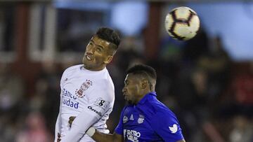 Argentina's Huracan forward Lucas Barrios (L) vies for the ball with Ecuador's Emelec defender Jordan Jaime during their Copa Libertadores group B football match at Tomas Duco stadium in Buenos Aires, Argentina, on April 23, 2019. (Photo by JUAN