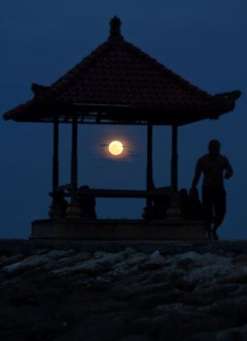 Imagen de un gazebo con la superluna de fondo en la isla de Balí.