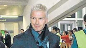 <b>NUEVO LOOK. </b>David Beckham, a su llegada al aeropuerto de Bilbao, luciendo sonrisa y nuevo estilismo.