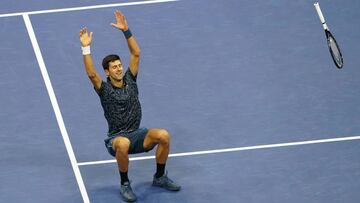 Novak Djokovic lanza la raqueta al aire para celebrar su victoria ante Juan Mart&iacute;n del Potro durante la final masculina del US Open.