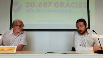 Los portavoces de la plataforma "Més que una moció", Ricard Faura (i) y Marc Duch (d), durante la rueda de prensa ofrecida esta tarde en la que valoraron el proceso de validación de las firmas presentadas en la moción