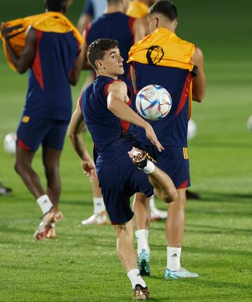 El joven jugador del Fútbol Club Barcelona durante el entrenamiento de la selección española.