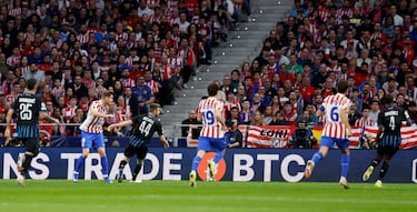 En la jugada menos esperada y en la faceta que mejor sabe explotar el gigantón de Trondheim tras su remate de cabeza: saque en largo de Oblak, el ‘9’ mete su cuerpo en tres cuartos aguantando las embestidas de Mechele y nada más entrar en el área dispara cruzado con la zurda.El tiro le salió raso y centrado, y Mignolet se la comió:botó ligeramente, la tocó y se le cuela por alto cuando estaba en el suelo.