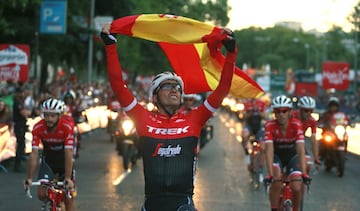 El corredor madrileño del equipo ciclista Trek Alberto Contador alza la bandera de España durante la última etapa de La Vuelta a España con salida en Arroyomolinos y meta final en Madrid. 