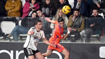 Partido entre el Burgos CF y el Albacete BPcelebrado en el estadio ‘El Plantío’.
Atienza del Burgos CF y Olaetxea del Albacete BP
Ricardo Ordóñez
28-1-2024