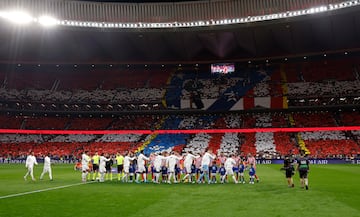 Saludo de los equipos en el protocolo inicial del partido.