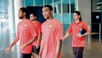 <b>CON TODOS. </b>Samuel Etoo marcha seguido por Leo Messi, junto a Seydou Keita y Albert Jorquera.