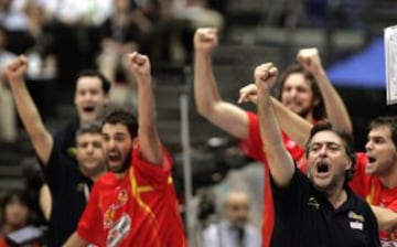 Juan Carlos Navarro y el entrenador Pepu Hern芍ndez animan a los jugadores en pista.
