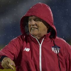 Comesaña: "Dejemos las extravagancias de hinchas"