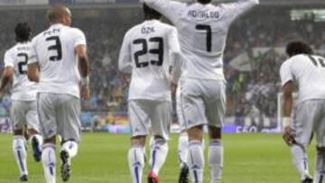 <b>GRAN NOCHE DE CRISTIANO. </b>El delantero portugués firmó ayer su primer doblete de la temporada. Después de cada gol, tuvo una dedicatoria especial.