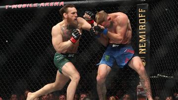 Conor McGregor golpea a Donald 'Cowboy' Cerrone durante el UFC 246.