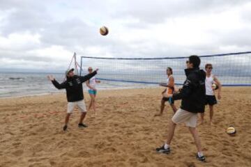 Los pilotos del equipo Sahara Force India Sergio Pérez y Esteban Ocón juegan un partido de voley playa en la playa de Brighton.