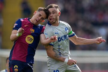 Dursmo choque de cabezas entre el jugador del Barcelona, Gavi, y el jugador del Alavs Toms Conechny.