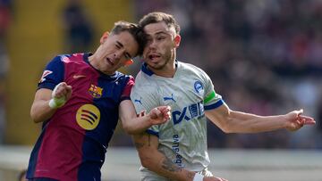 Durísmo choque de cabezas entre el jugador del Barcelona, Gavi, y el jugador del Alavés Tomás Conechny.