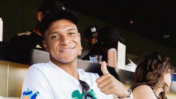 El atacante del PSG, Kylian Mbappé, estuvo presente en el Banc of California Stadium para ver el duelo entre LAFC y NY Red Bulls.