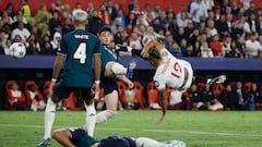 Mariano intenta un remate acrobático ante el Arsenal