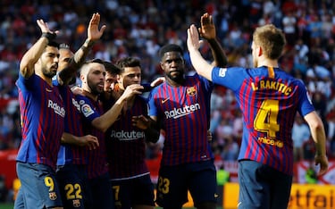 Los jugadores del Barcelona celebran el 1-1 de Messi. 