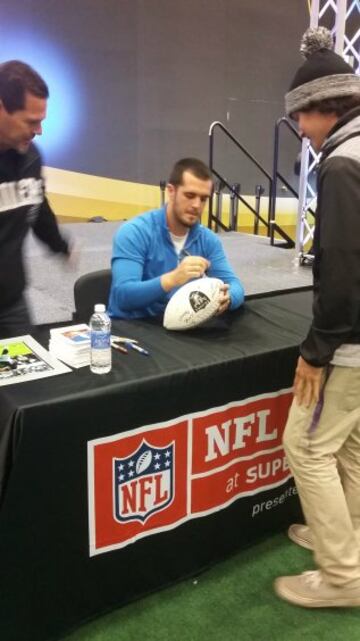 Derek Carr dando autógrafos