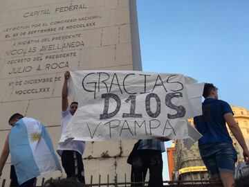 Homenajes al 'Pelusa' en cada rincón de la ciudad.