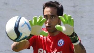 Claudio Bravo mostró su molestia por las redes sociales.