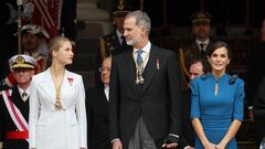 La Princesa Leonor, el Rey Felipe y la Reina Letizia a la salida tras el acto de jura de la Constitución ante las Cortes Generales, en el Congreso de los Diputados, a 31 de octubre de 2023, en Madrid (España). La Princesa Leonor jura hoy la Constitución ante las Cortes Generales con motivo de su 18 cumpleaños al igual que hizo su padre al cumplir su mayoría de edad. Este acto solemne tiene un marcado carácter simbólico. En él se escenifica la continuidad de la monarquía parlamentaria y después de él, la Princesa Leonor se convertirá ya de pleno derecho en la heredera del trono. Conforme con lo previsto en la Carta Magna, en caso de muerte, incapacidad o abdicación de Felipe VI la Princesa Leonor podría sucederle de forma inmediata.
FAMOSOS;REALEZA;CONGRESO;PRINCESA LEONOR;JURA DE LA CONSTITUCIÓN
Raúl Terrel / Europa Press
31/10/2023