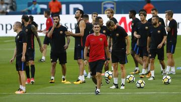 Ernesto Valverde dirige un entrenamiento en el Estadio Hard Rock.