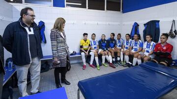 Victoria Pav&oacute;n, presidenta del club, y el alcalde Legan&eacute;s, Santiago Llorente, arengando a las jugadores antes del primer partido oficial del equipo femenino de la entidad pepinera.