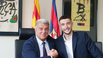 Laporta y Joan García en la firma del contrato del portero
