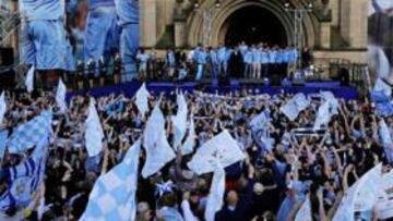 <b>FAVORITO. </b>Los aficionados del City celebran, 44 años después, un nuevo título de la Premier.