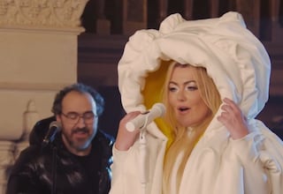 Juan Avellaneda, diseñador, sobre el vestido de Amaia Montero: “Me recuerda a la nueva fase de Rosalía”