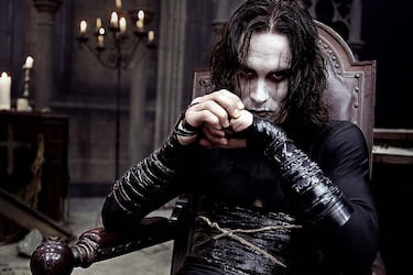 El hijo del también actor y experto en artes marciales, Bruce Lee, apenas había comenzado su carrera como actor cuando le llegó su gran oportunidad como protagonista de 'El Cuervo'. Brandon falleció en un trágico accidente de un disparo durante el rodaje de la película. 