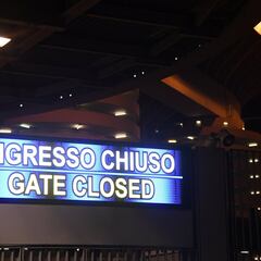 Niños en la grada clausurada por racismo en San Siro