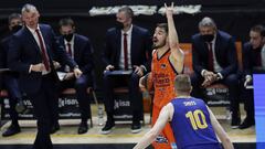 Nikola Kalinic, alero del Valencia Basket, marca jugada durante un partido ante el Barcelona de la Liga Endesa.