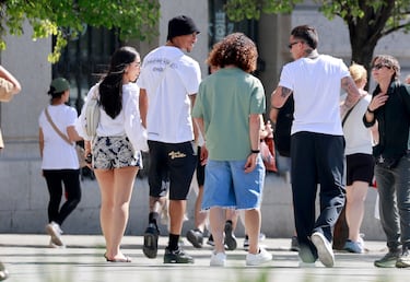 Marc Cucurella, Claudia Rodríguez, Enzo Fernández, João Pedro y su pareja, Khadije Skandar, pasean por las calles de la Madrid.
