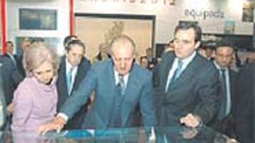 <b>VISITA REAL.</b> Mayoral explicó a los Reyes los detalles de la candidatura.