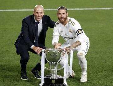 Zidane and Ramos with the 2019/20 trophy.