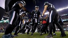 PHILADELPHIA, PA - DECEMBER 22: Quarterback Carson Wentz #11 of the Philadelphia Eagles high fives his teammates as he runs on the field prior to the game against the New York Giants at Lincoln Financial Field on December 22, 2016 in Philadelphia, Pennsylvania.   Al Bello/Getty Images/AFP
 == FOR NEWSPAPERS, INTERNET, TELCOS &amp; TELEVISION USE ONLY ==
